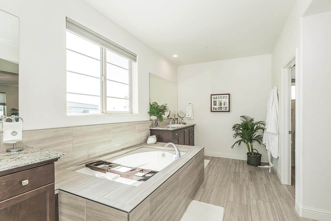 877 Treasure Hills Dr, Madera, CA 93636