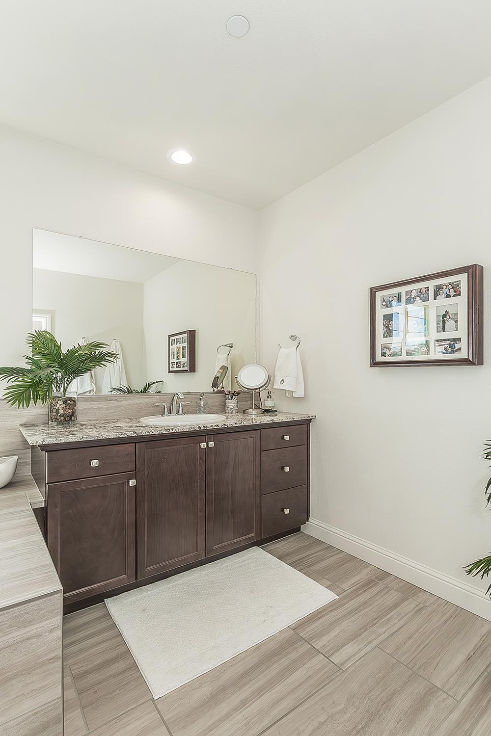 877 Treasure Hills Dr, Madera, CA 93636