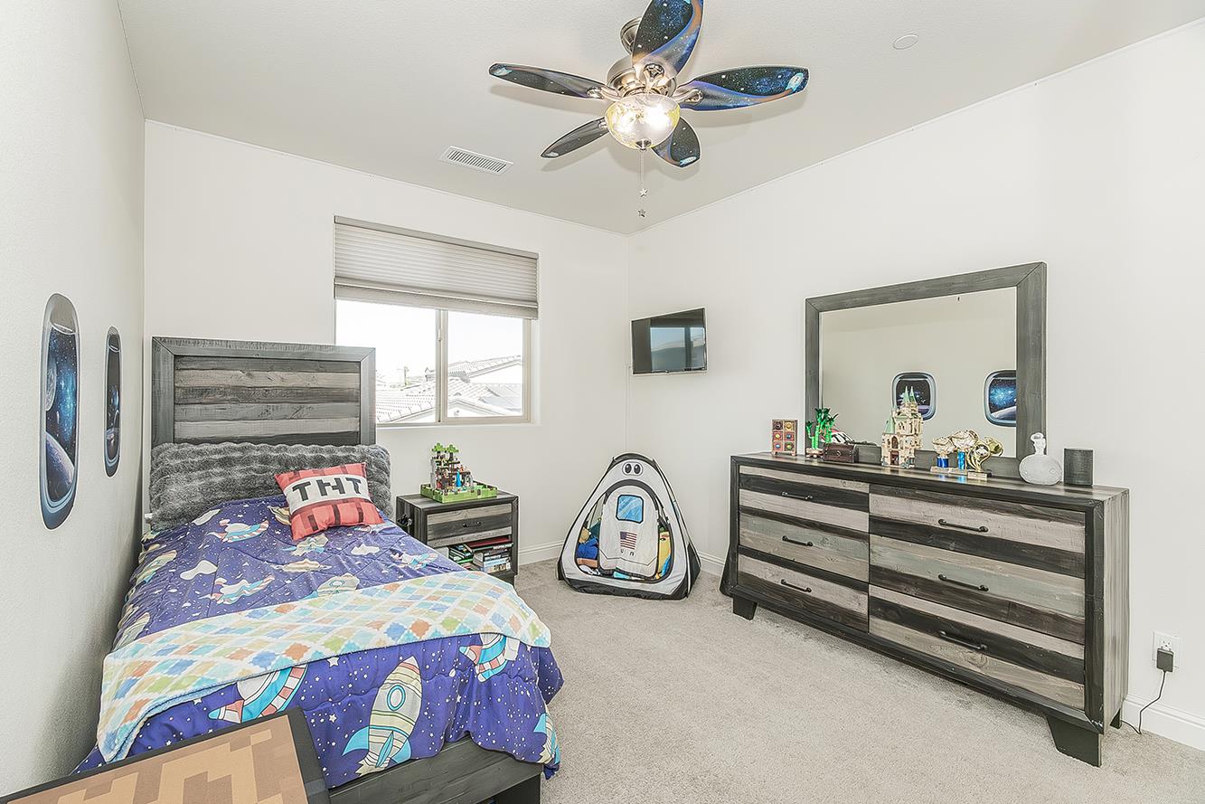 877 Treasure Hills Dr, Madera, CA 93636