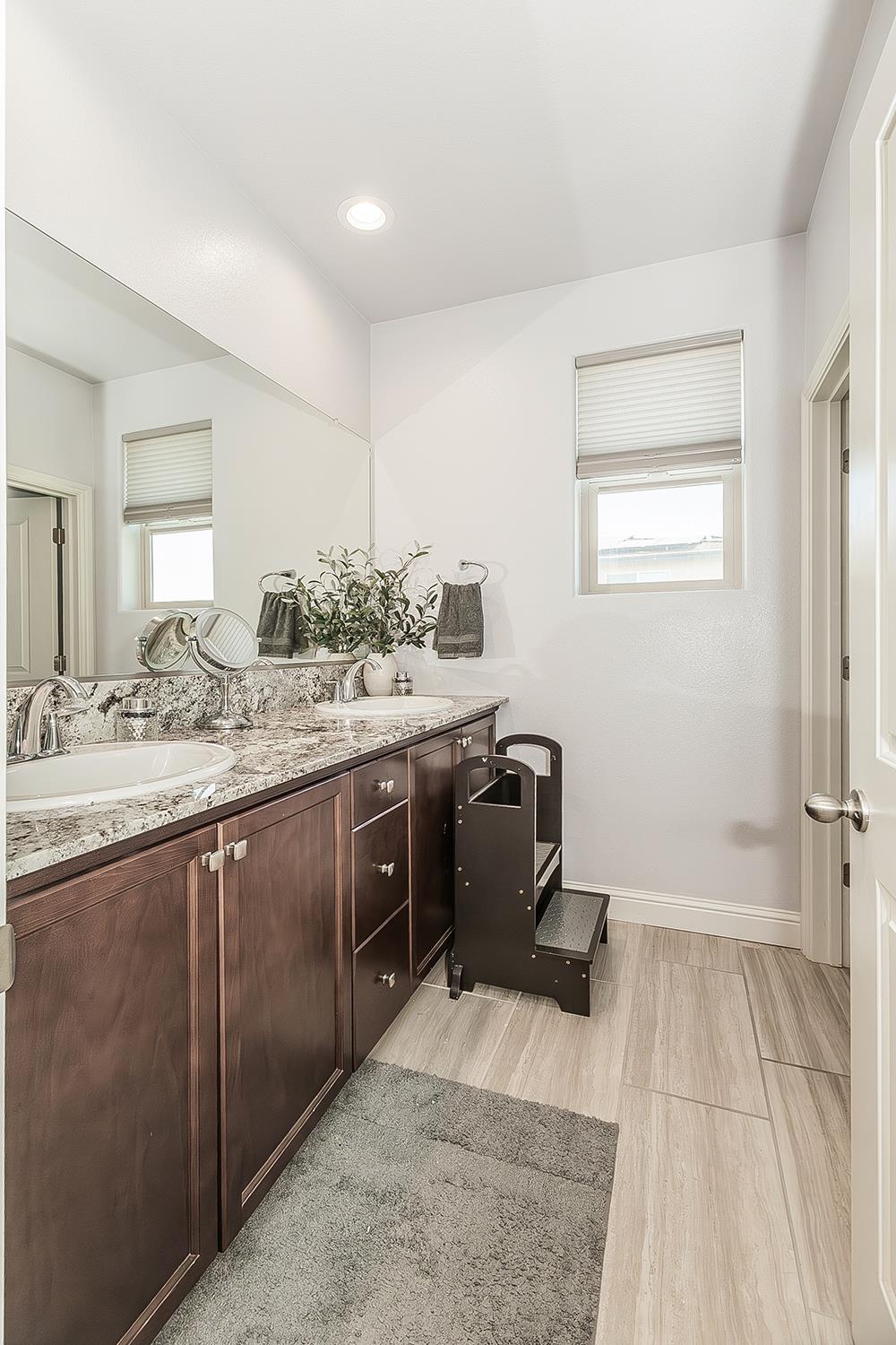 877 Treasure Hills Dr, Madera, CA 93636