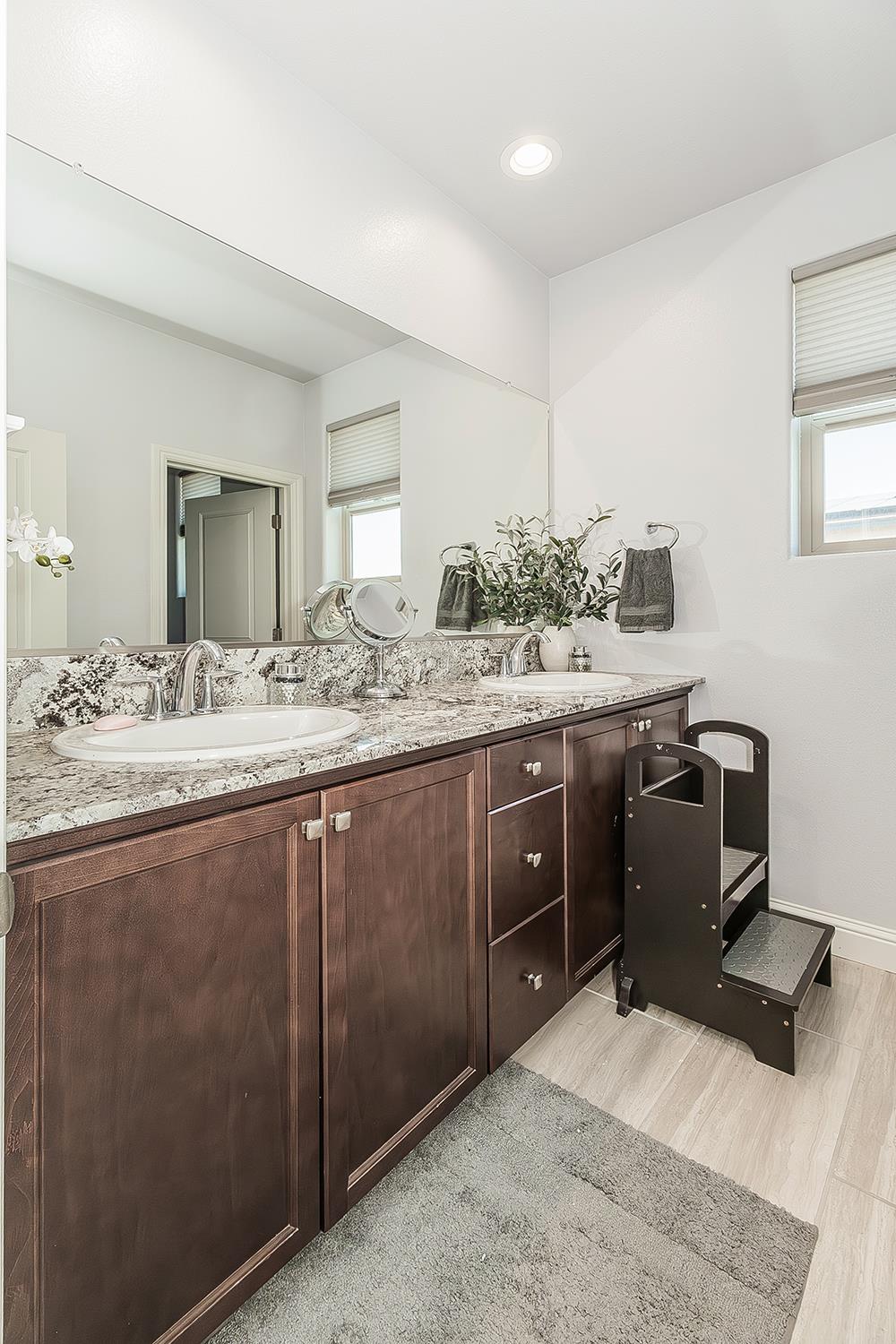 877 Treasure Hills Dr, Madera, CA 93636