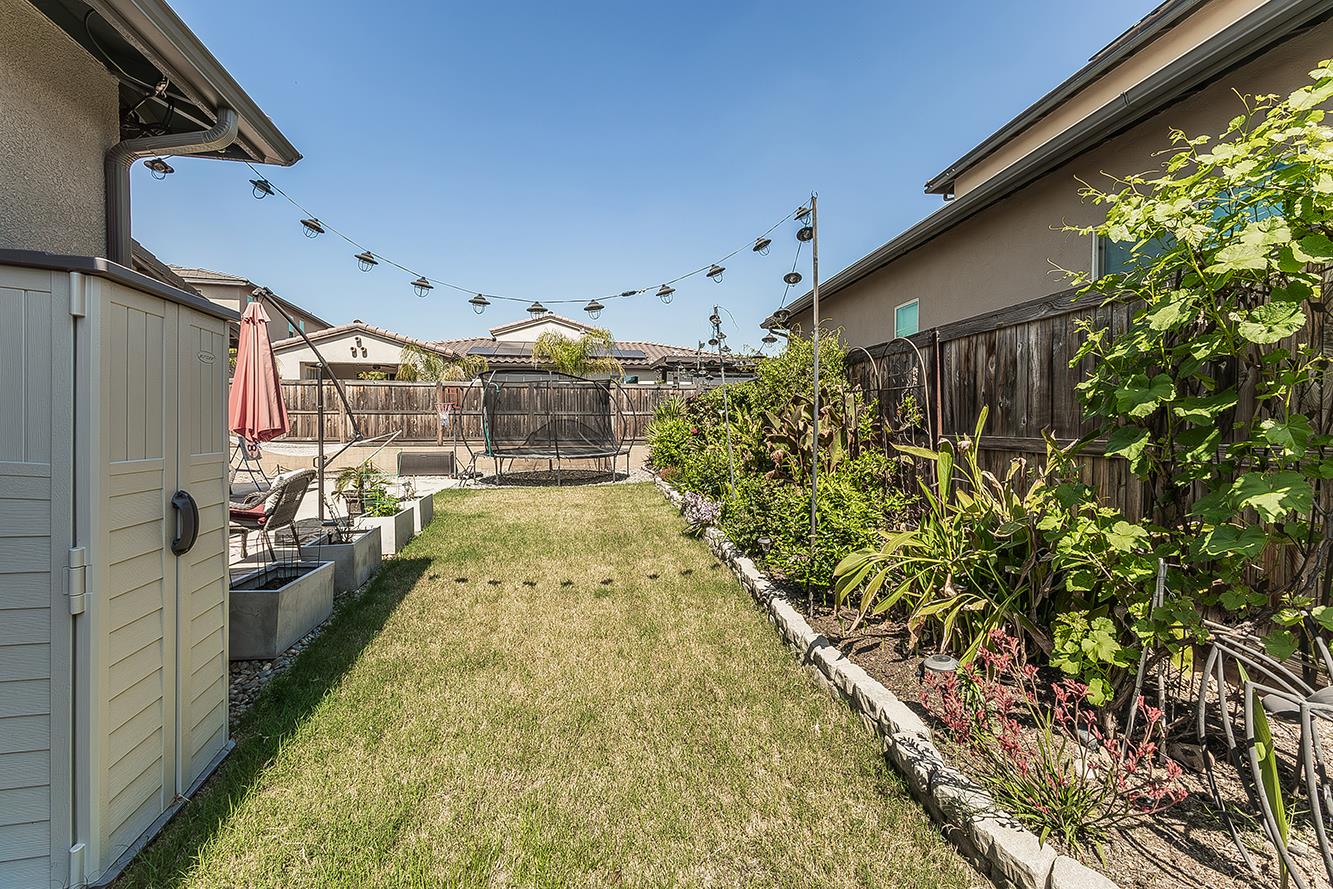 877 Treasure Hills Dr, Madera, CA 93636