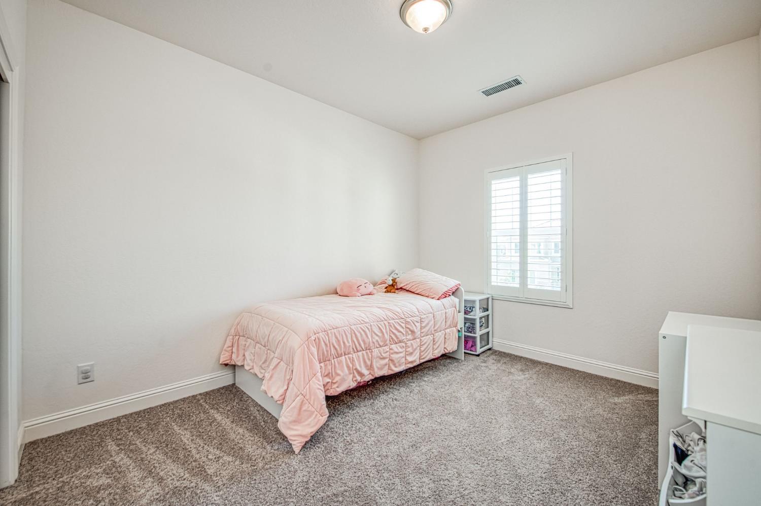 4410 W Langden Dr, Fresno, CA 93722