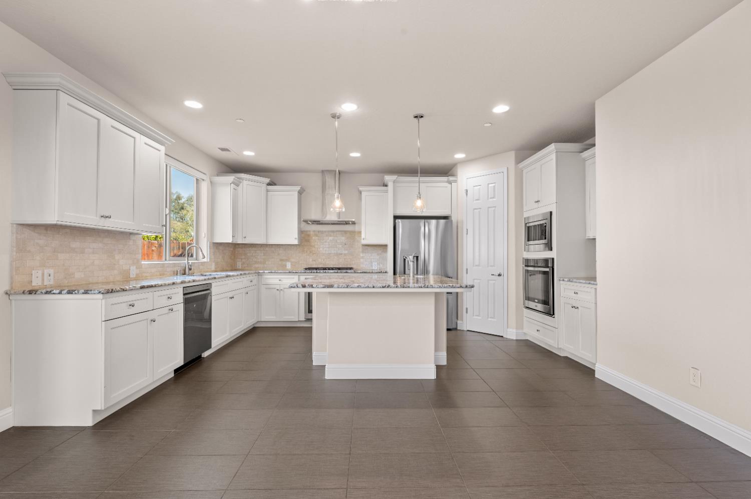 1805 E Bella Rosa Ave, Fresno, CA 93730