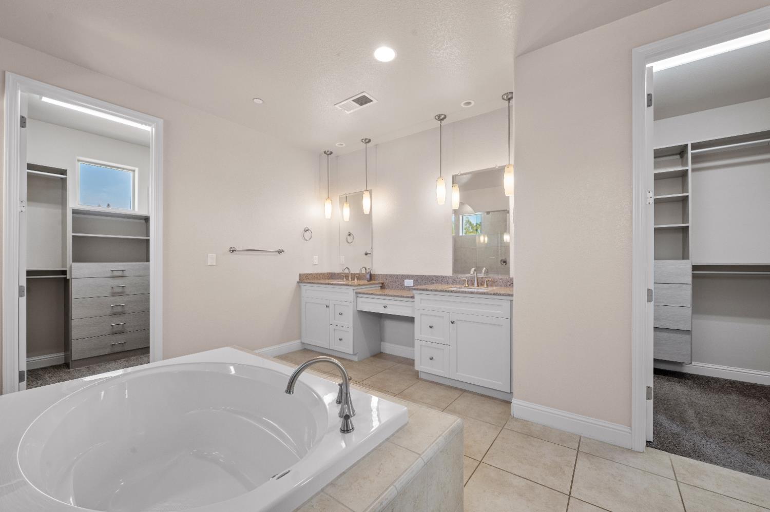 1805 E Bella Rosa Ave, Fresno, CA 93730