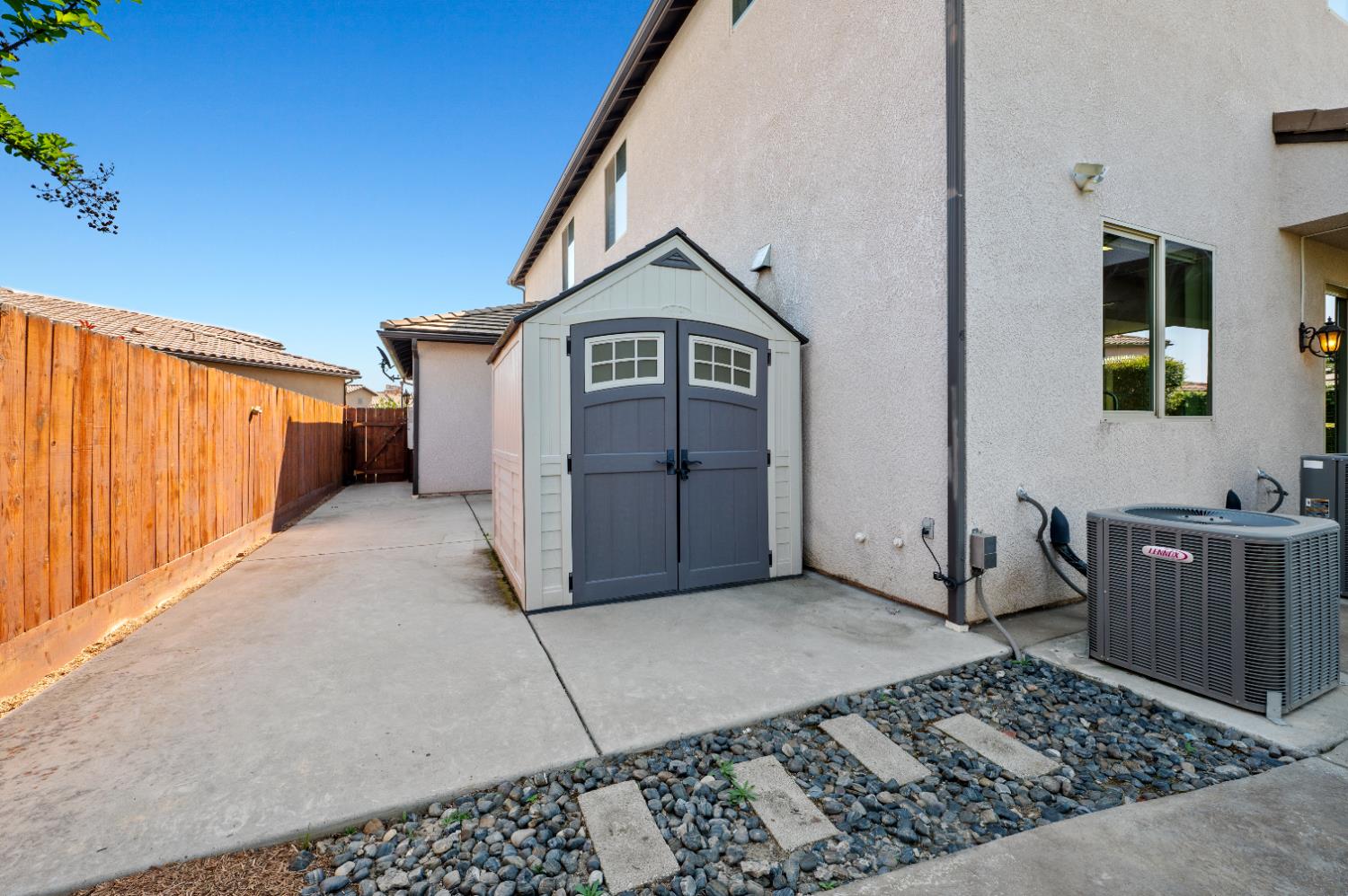 1805 E Bella Rosa Ave, Fresno, CA 93730