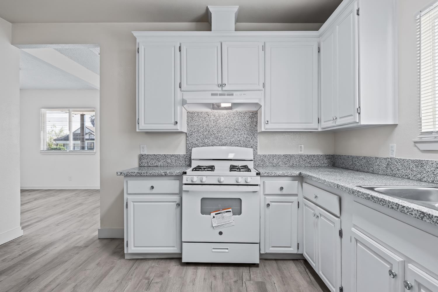 225 N Effie St, Fresno, CA 93701