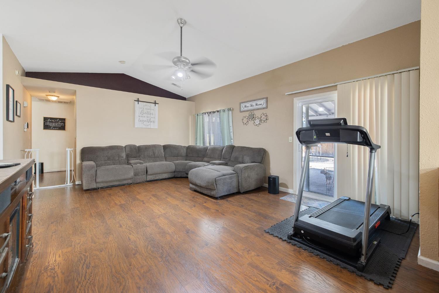 517 Tucker Ave, Fresno, CA 93657