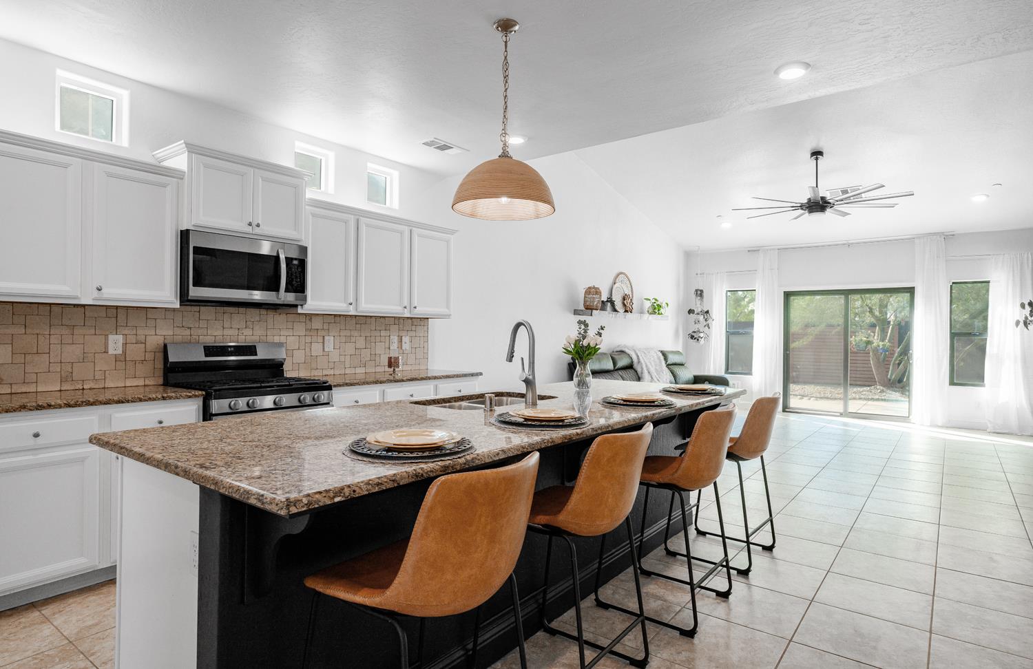 2027 W Babcock Ave, Visalia, CA 93291