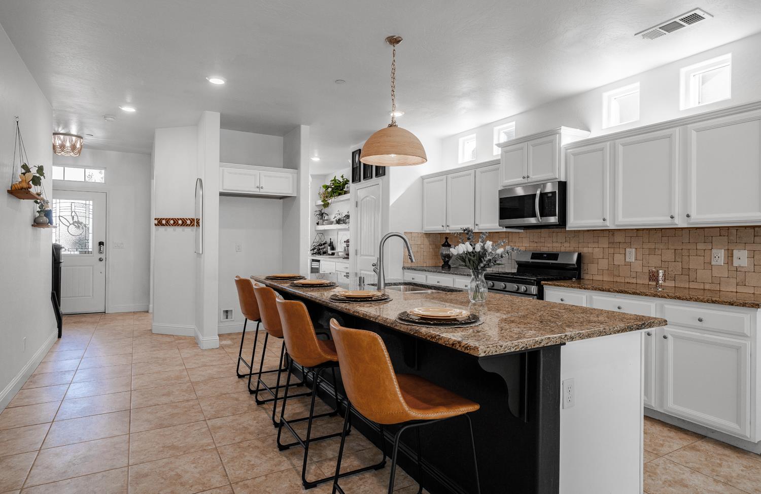 2027 W Babcock Ave, Visalia, CA 93291