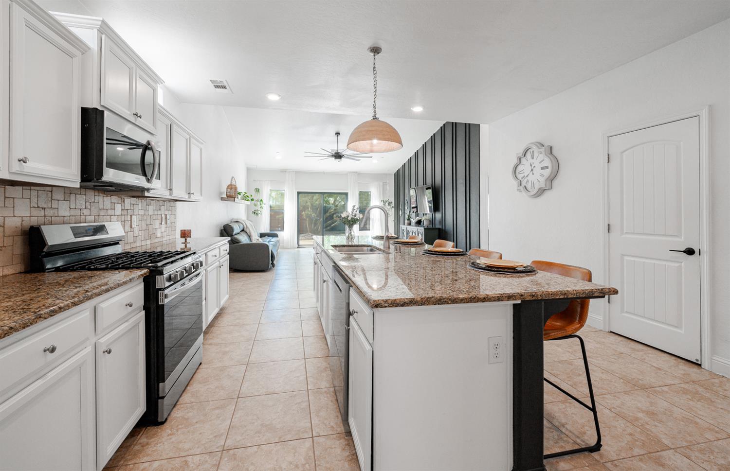 2027 W Babcock Ave, Visalia, CA 93291