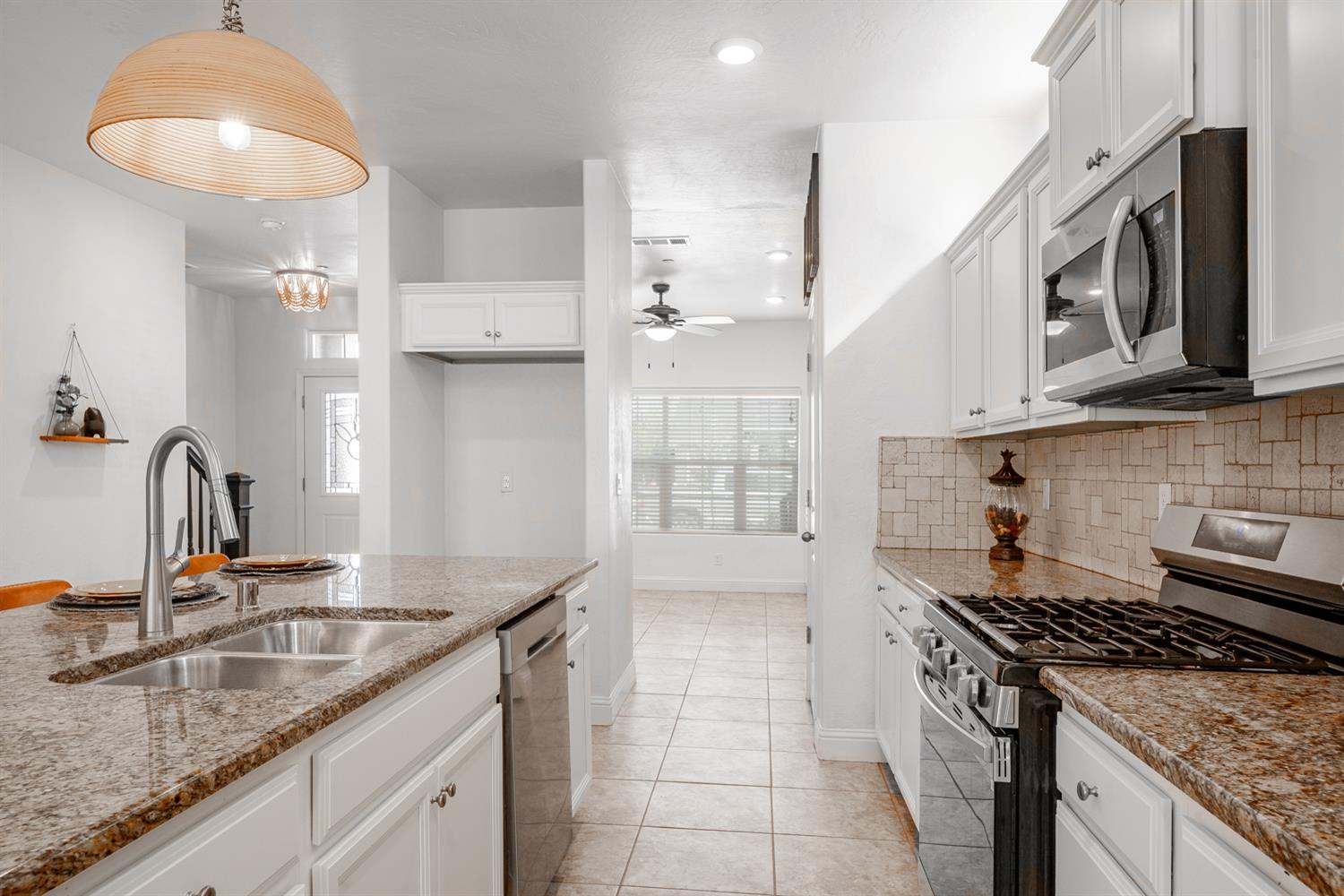 2027 W Babcock Ave, Visalia, CA 93291