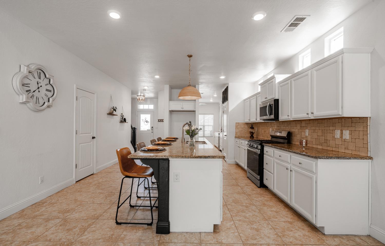 2027 W Babcock Ave, Visalia, CA 93291