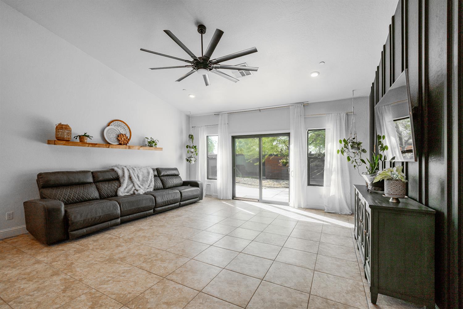 2027 W Babcock Ave, Visalia, CA 93291