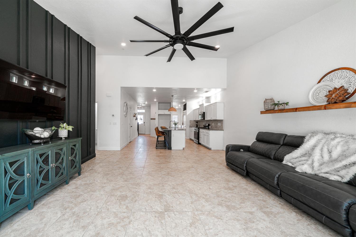 2027 W Babcock Ave, Visalia, CA 93291