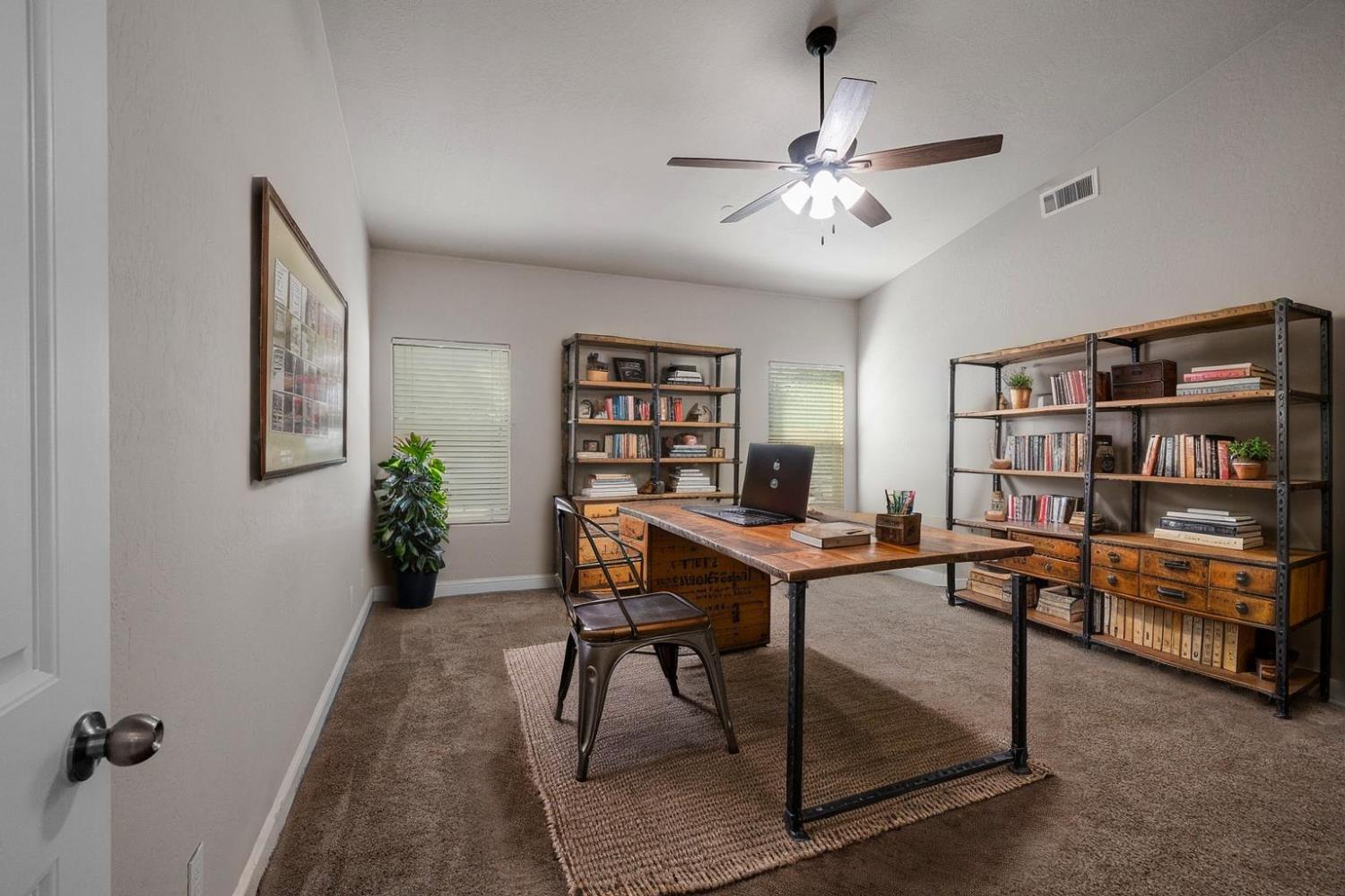 2027 W Babcock Ave, Visalia, CA 93291