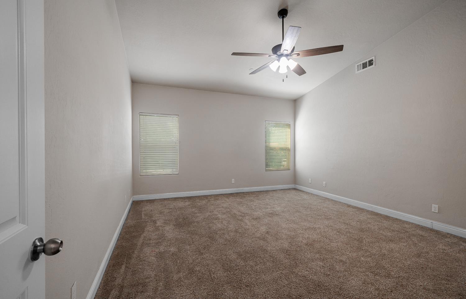 2027 W Babcock Ave, Visalia, CA 93291