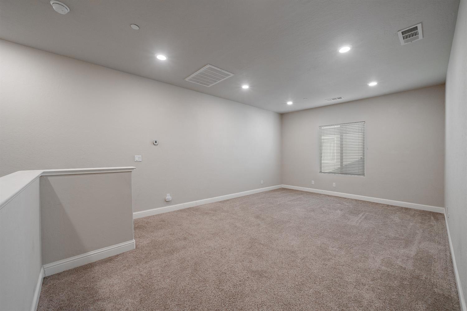 2027 W Babcock Ave, Visalia, CA 93291