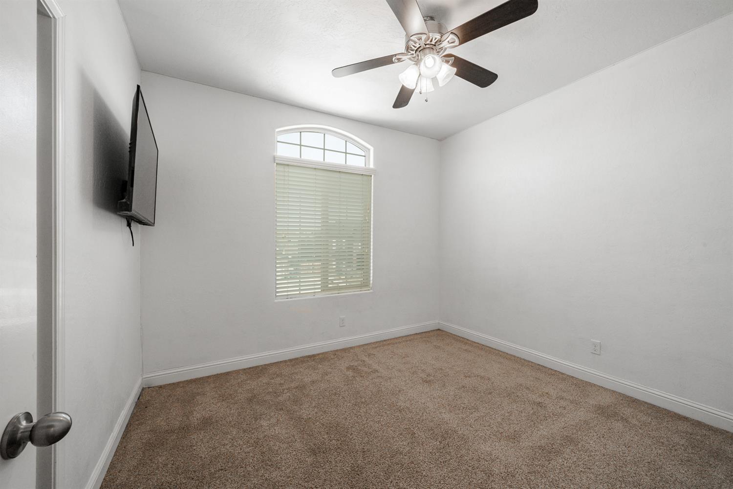 2027 W Babcock Ave, Visalia, CA 93291