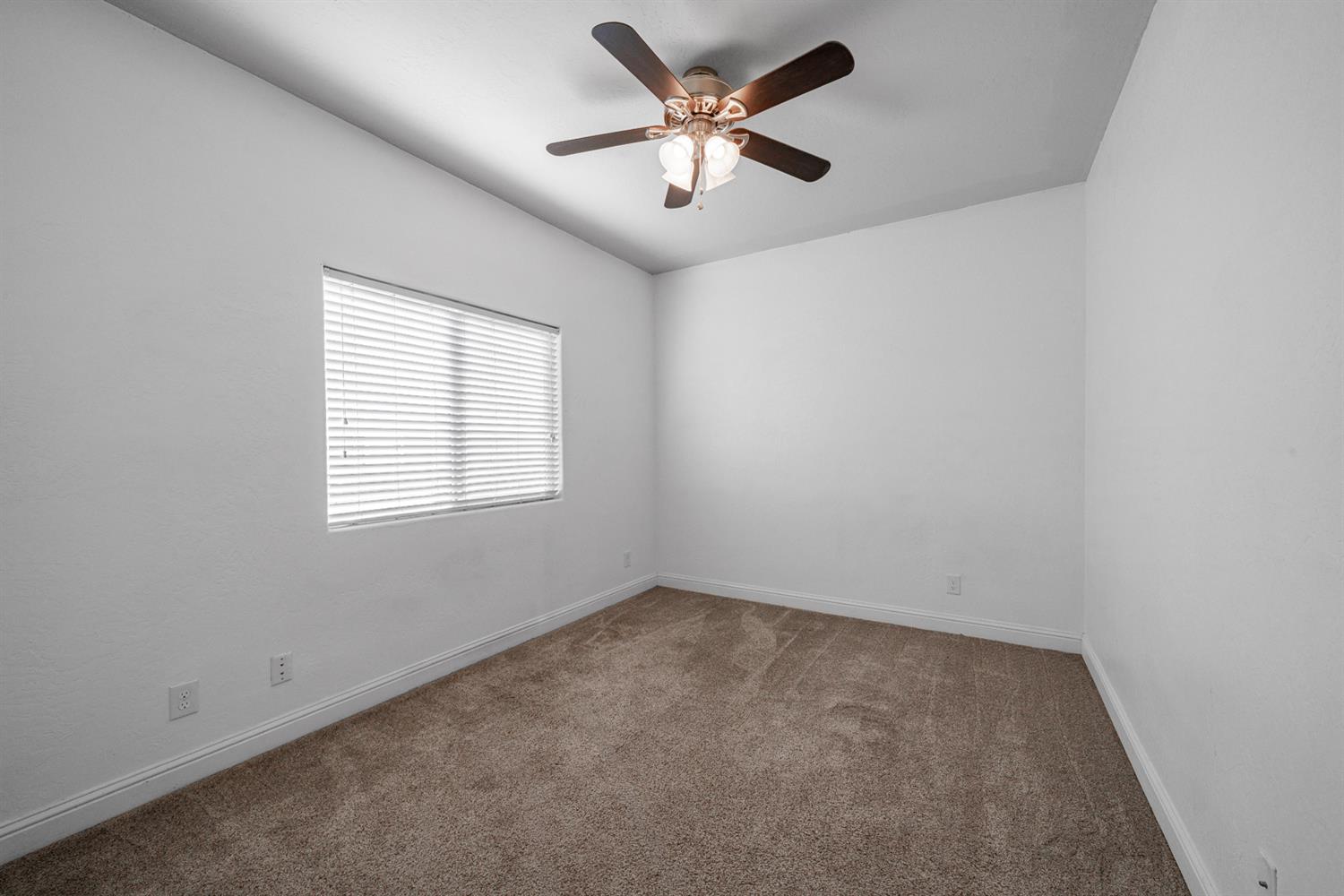 2027 W Babcock Ave, Visalia, CA 93291