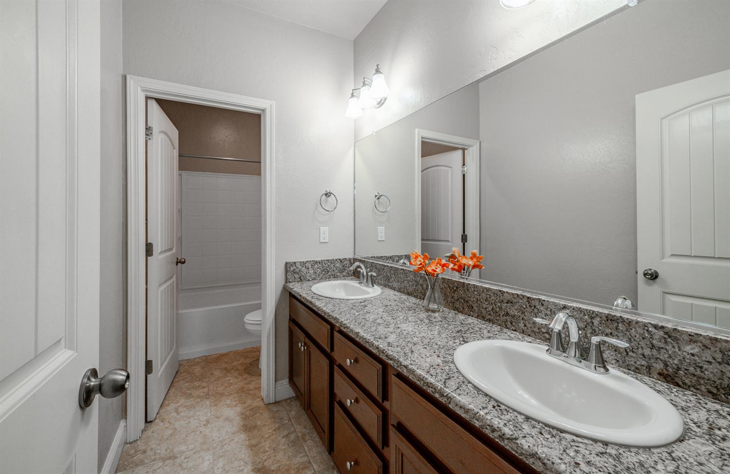 2027 W Babcock Ave, Visalia, CA 93291