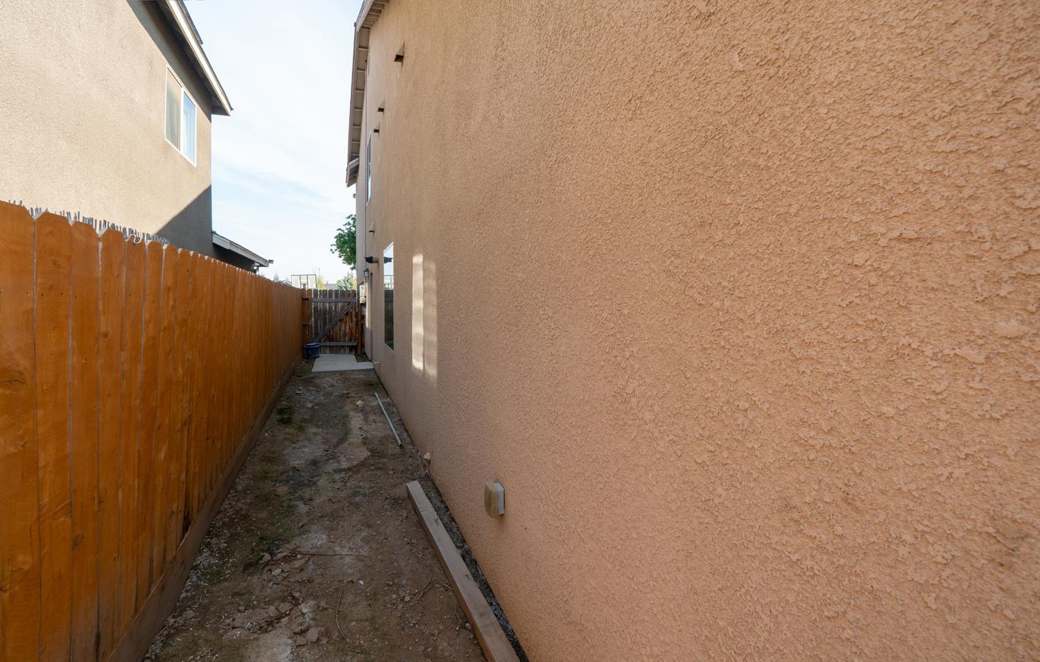 2027 W Babcock Ave, Visalia, CA 93291