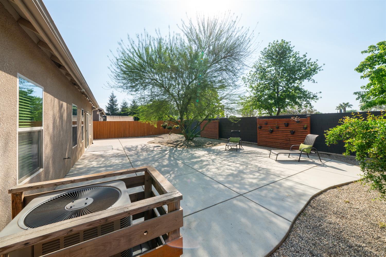 2027 W Babcock Ave, Visalia, CA 93291