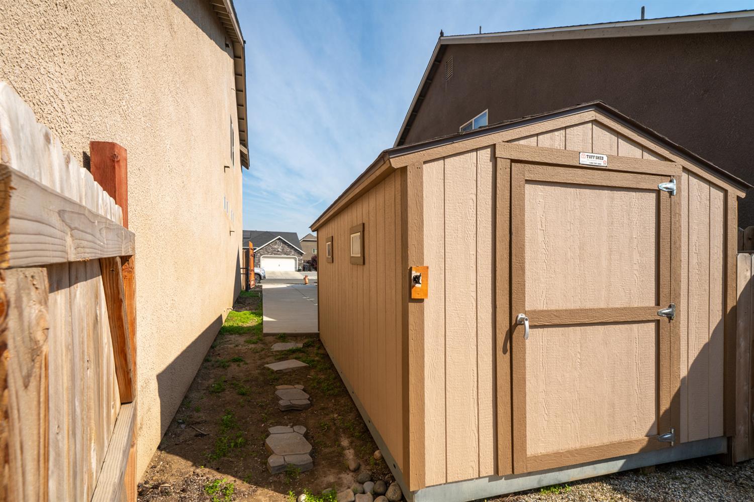 2027 W Babcock Ave, Visalia, CA 93291