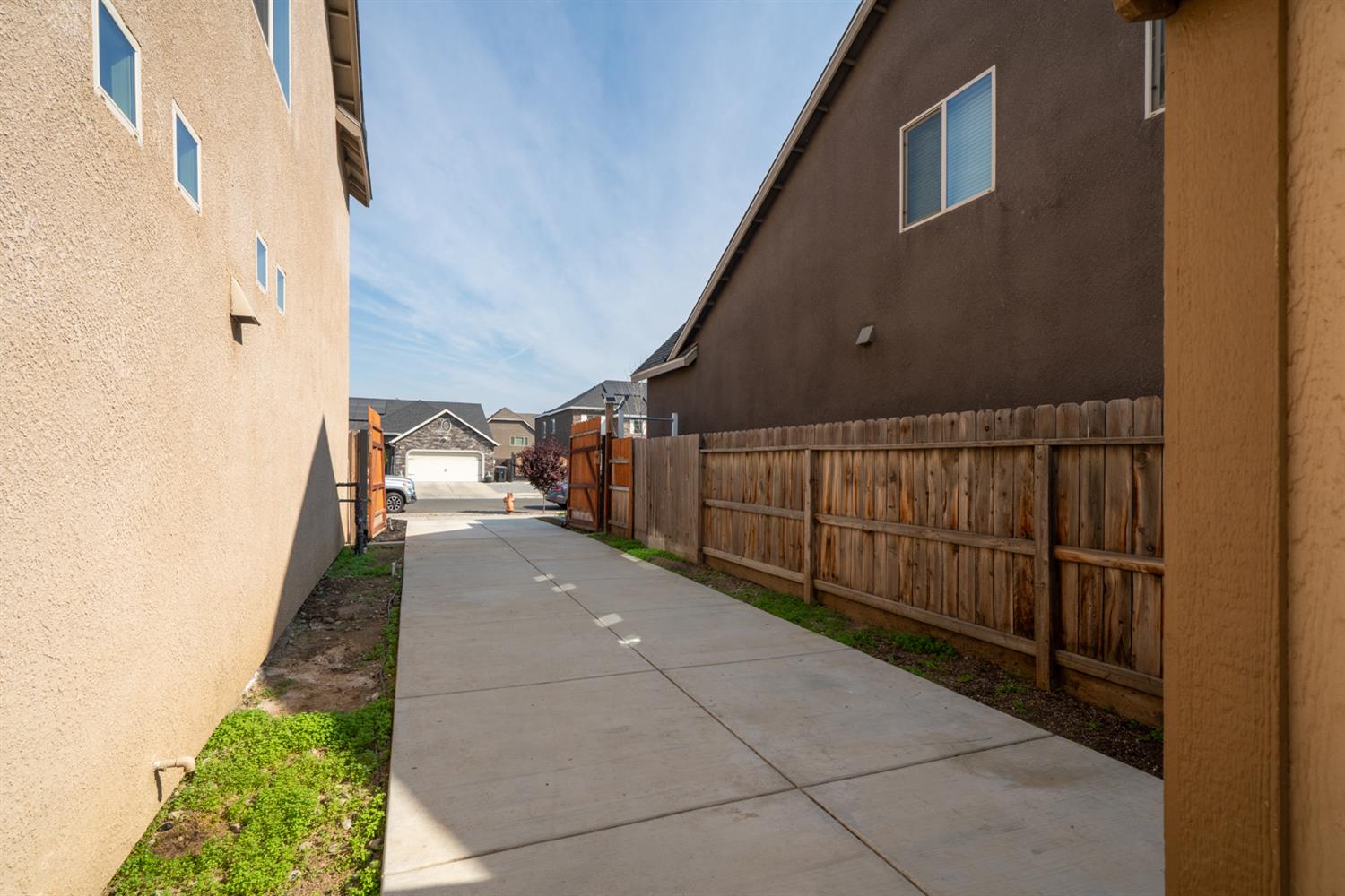 2027 W Babcock Ave, Visalia, CA 93291