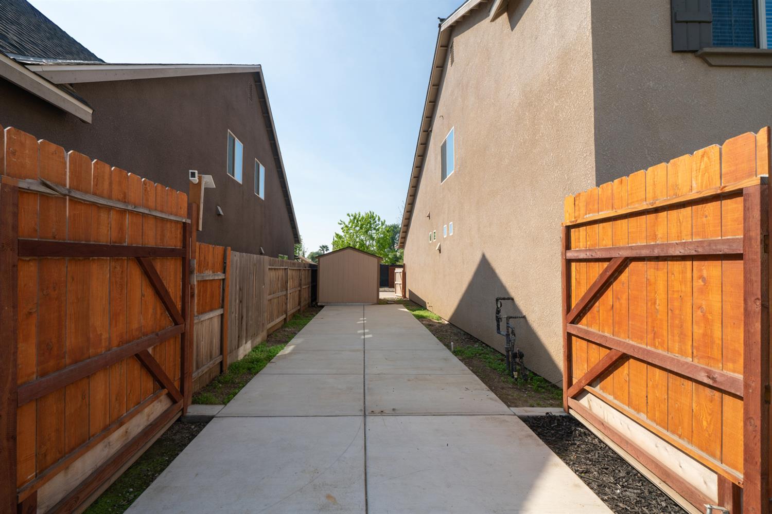 2027 W Babcock Ave, Visalia, CA 93291