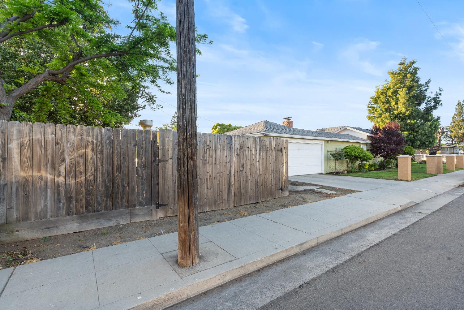 505 W Lamona Ave, Fresno, CA 93728