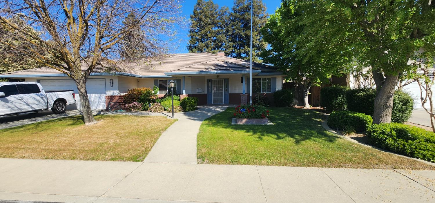 2582 Sandell Ave, Kingsburg, CA 93631