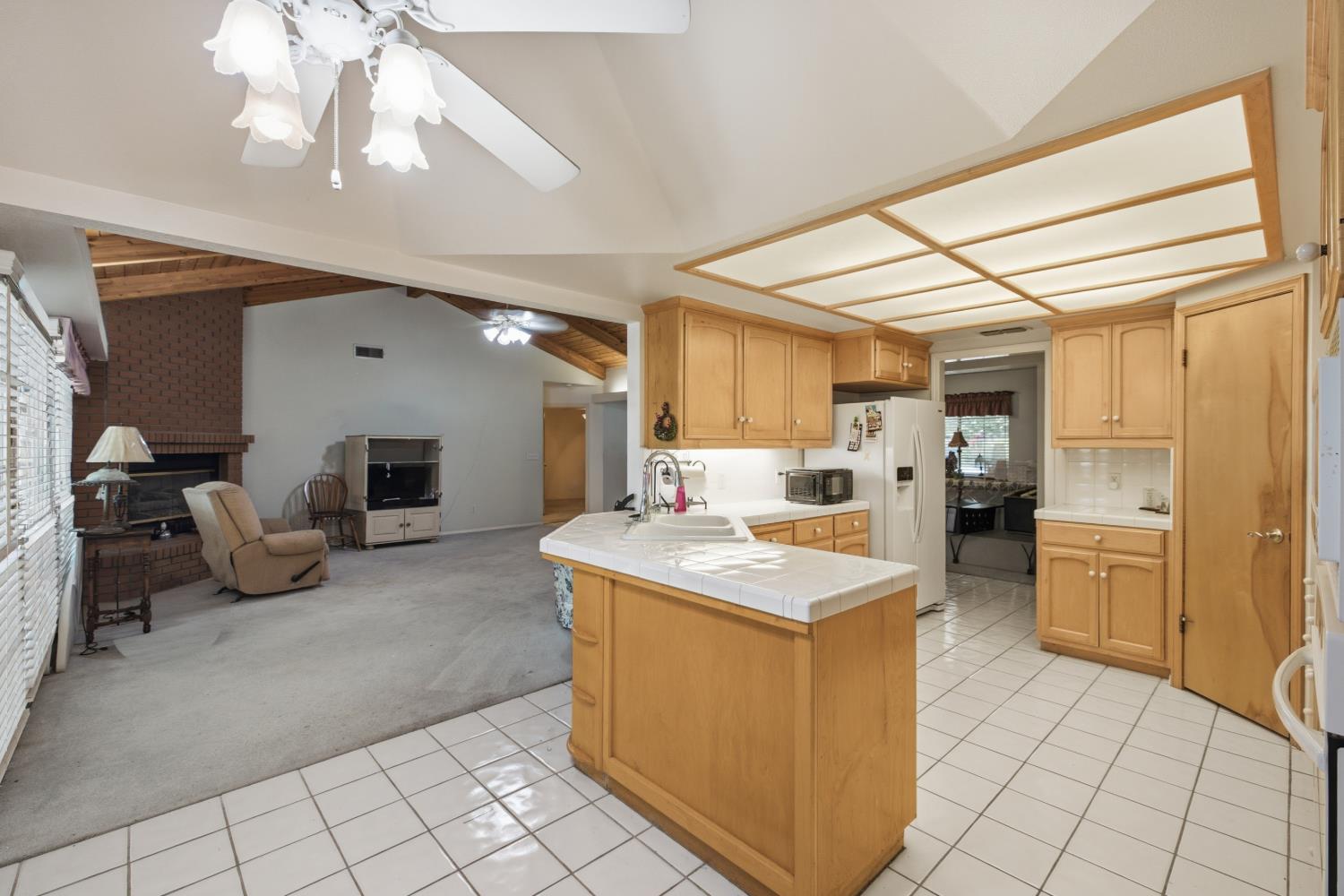 2582 Sandell Ave, Kingsburg, CA 93631