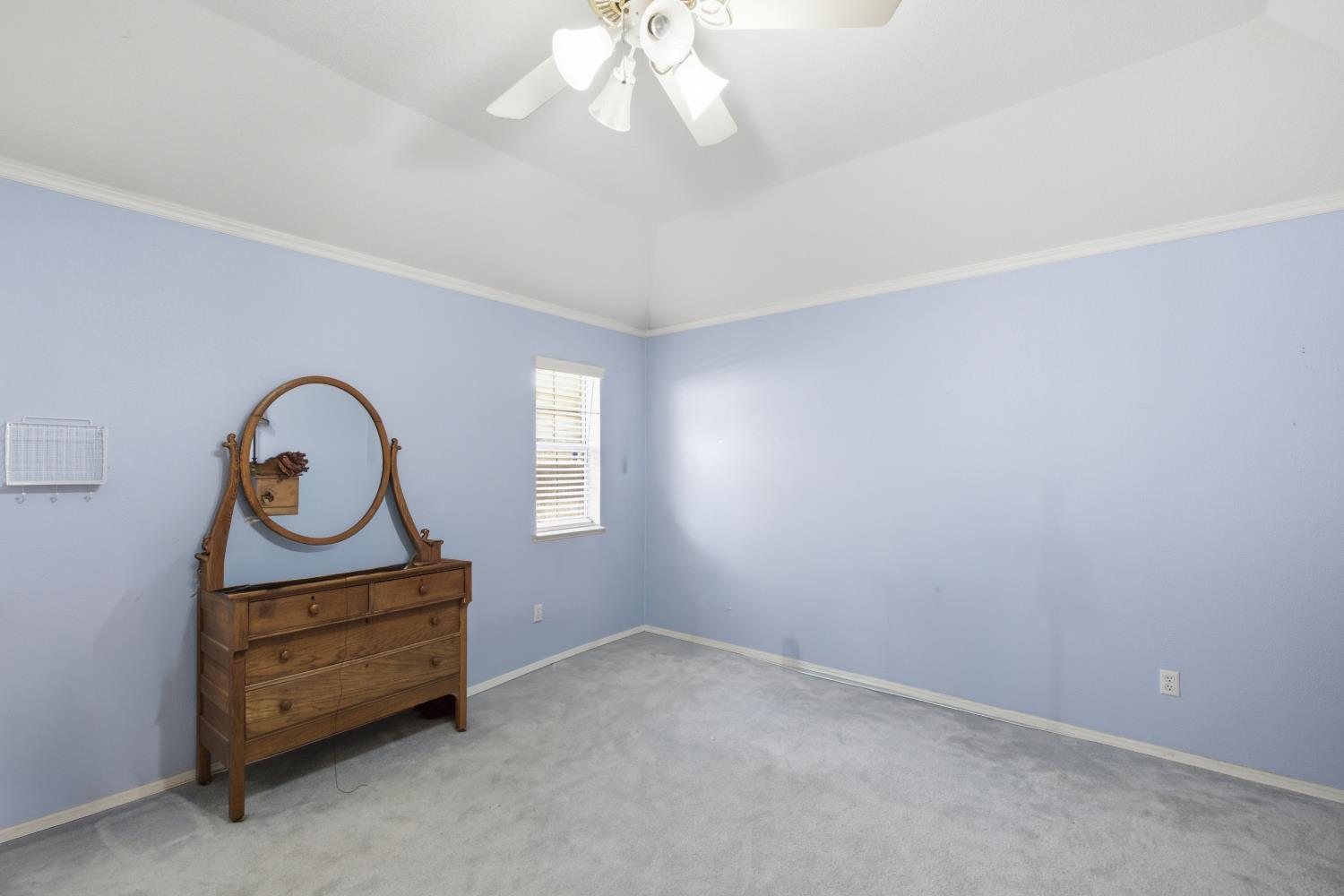 2582 Sandell Ave, Kingsburg, CA 93631