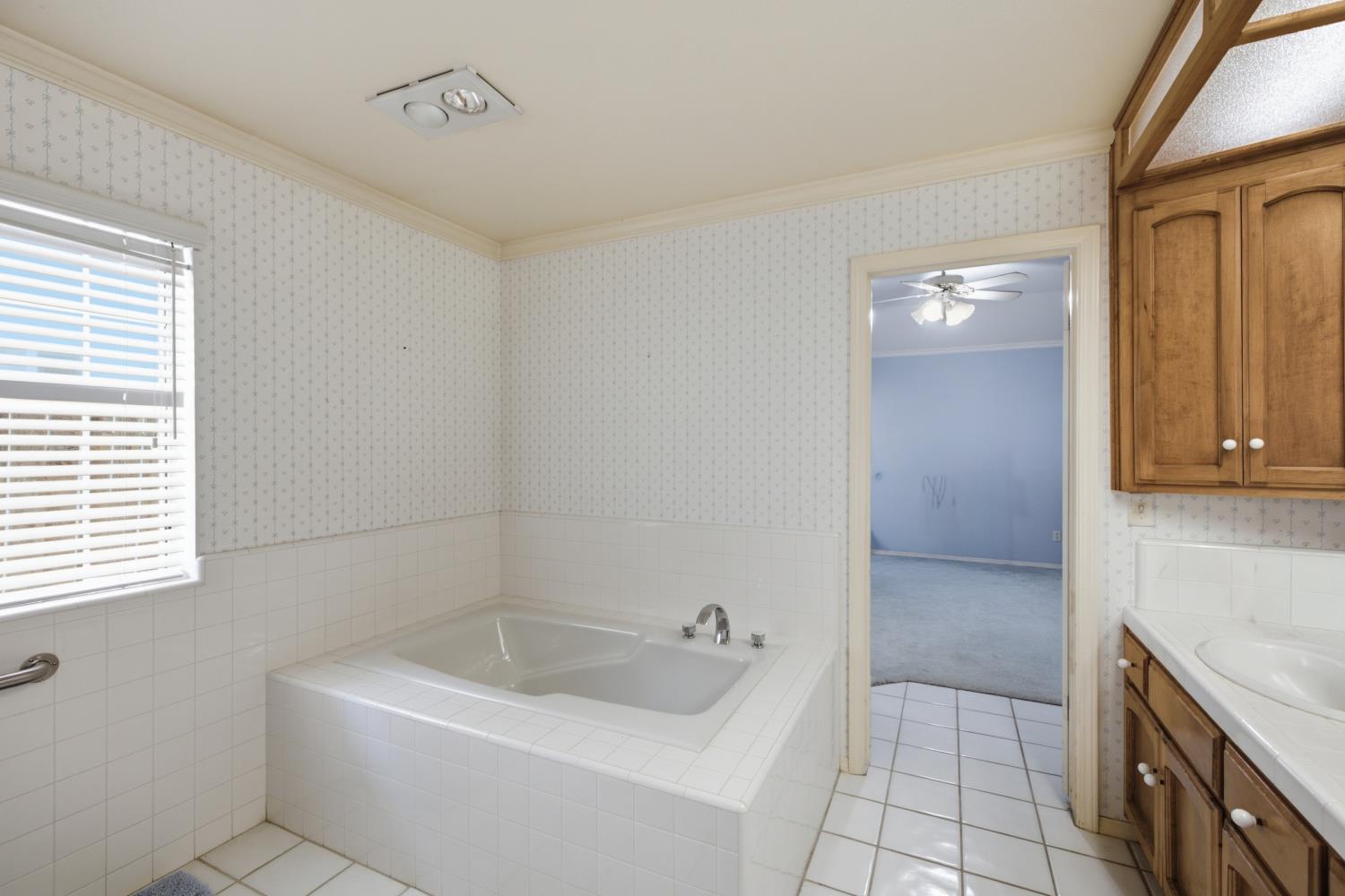 2582 Sandell Ave, Kingsburg, CA 93631