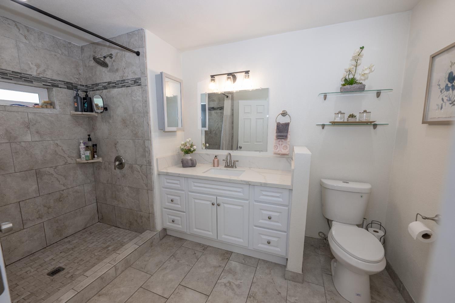 2064 Ashlan Ave, Clovis, CA 93611