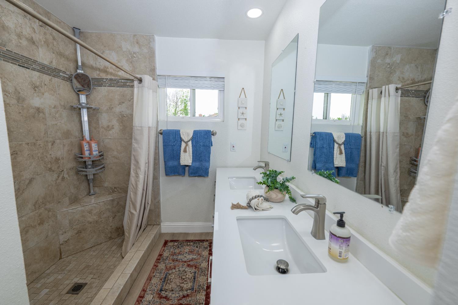 2064 Ashlan Ave, Clovis, CA 93611