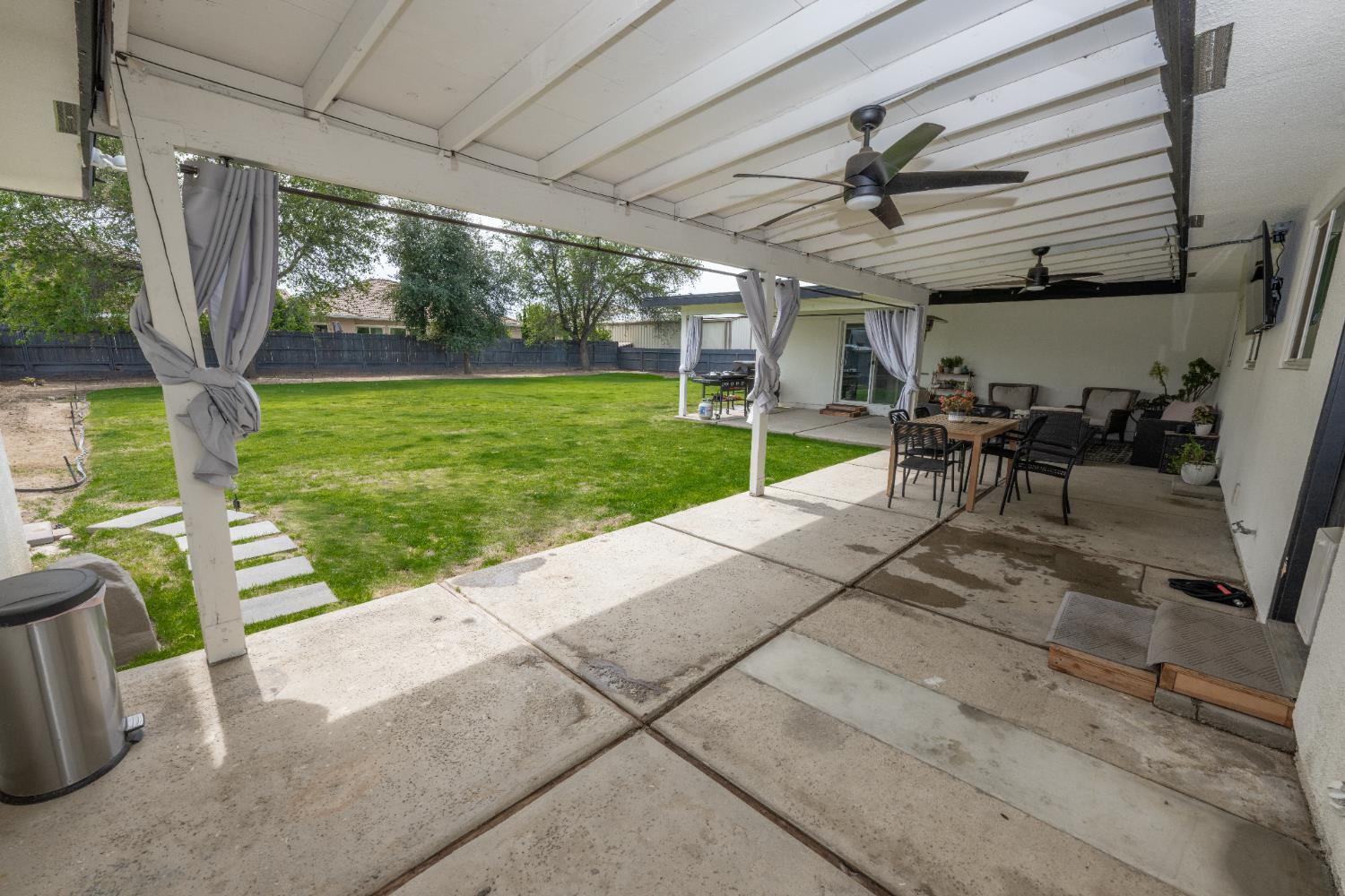 2064 Ashlan Ave, Clovis, CA 93611