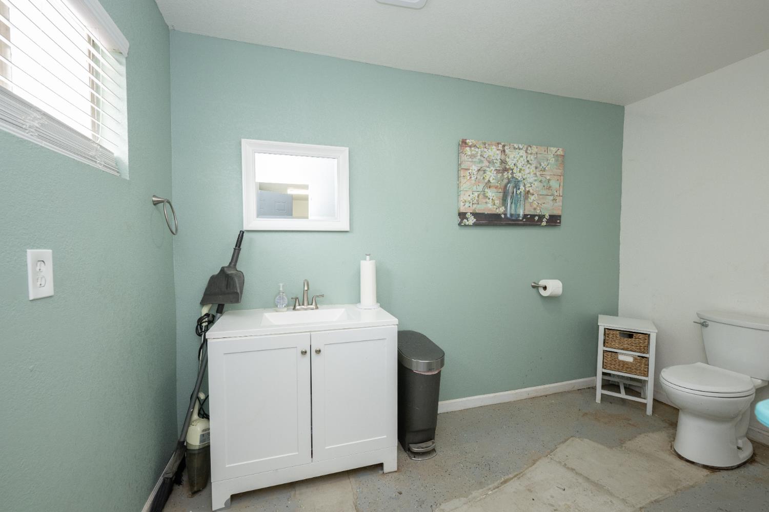 2064 Ashlan Ave, Clovis, CA 93611