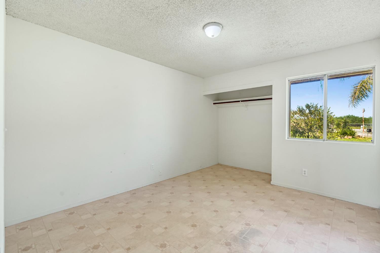 7990 S Mcmullin Grade, Fresno, CA 93706