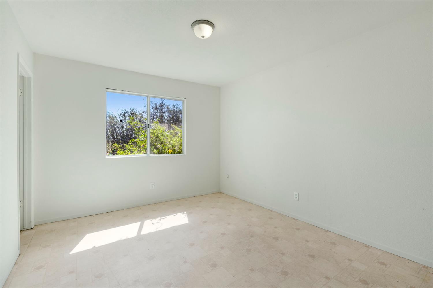 7990 S Mcmullin Grade, Fresno, CA 93706