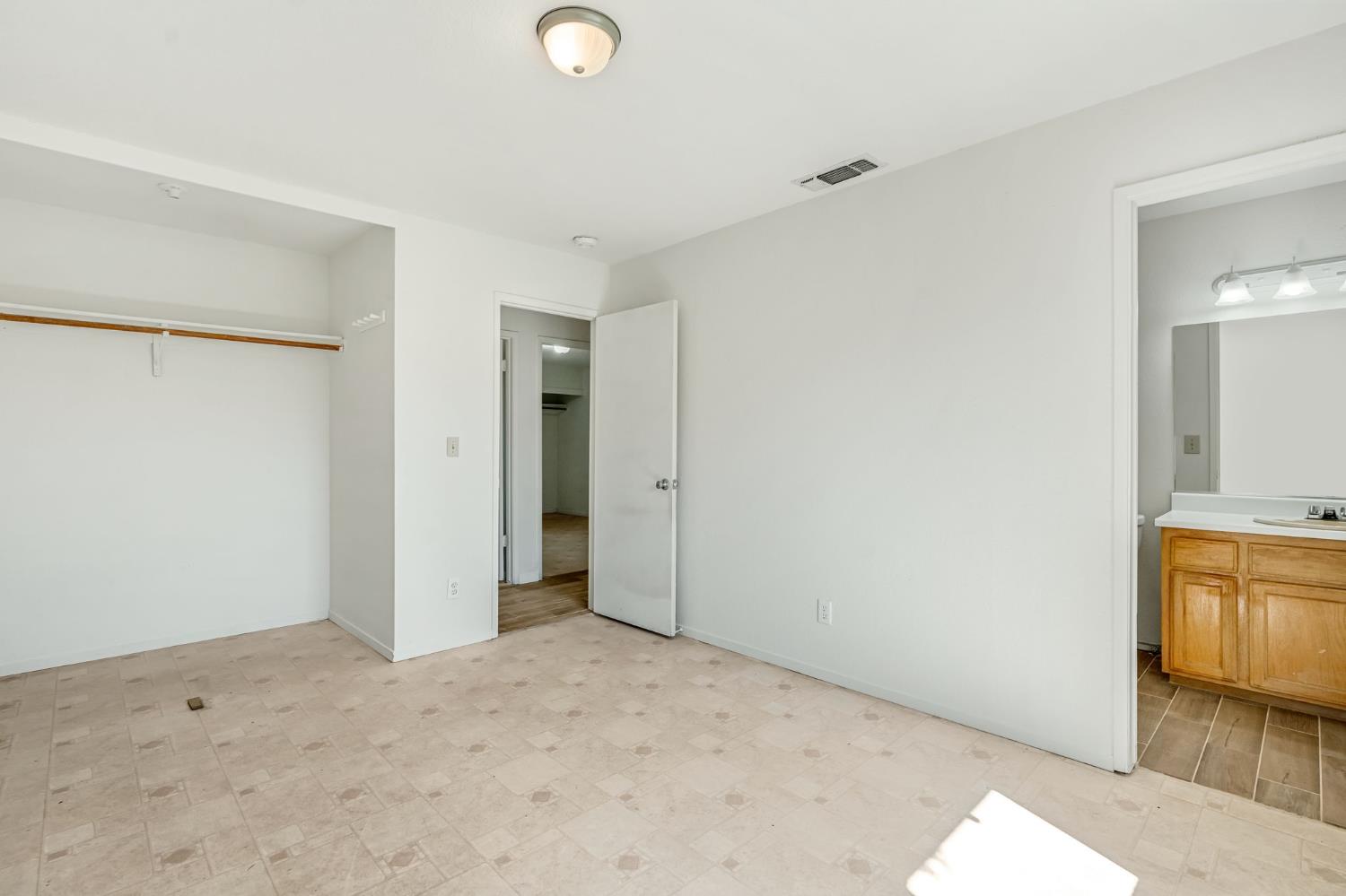 7990 S Mcmullin Grade, Fresno, CA 93706