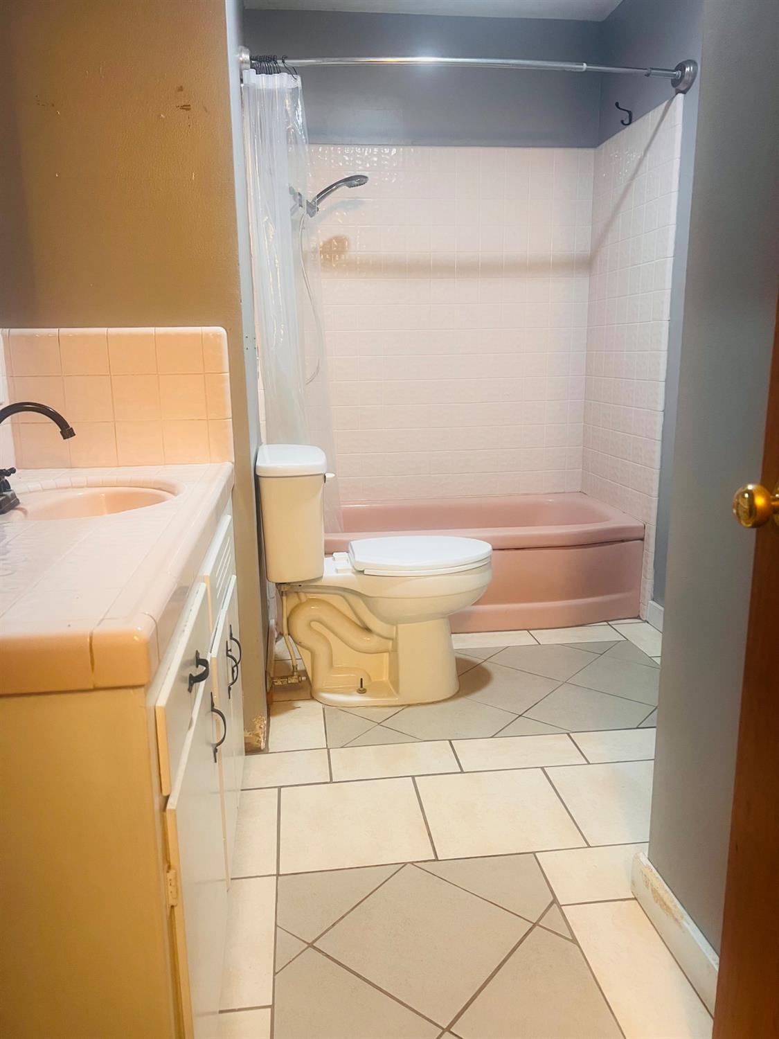 636 Newton Dr, Dinuba, CA 93618