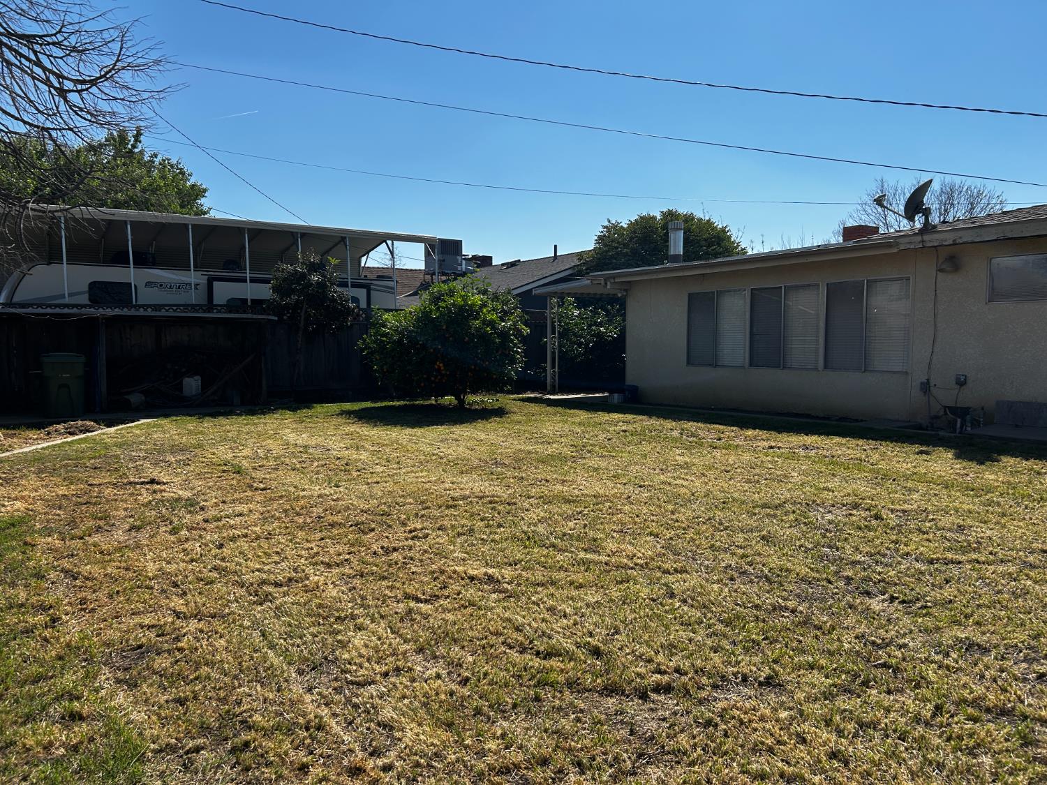 636 Newton Dr, Dinuba, CA 93618