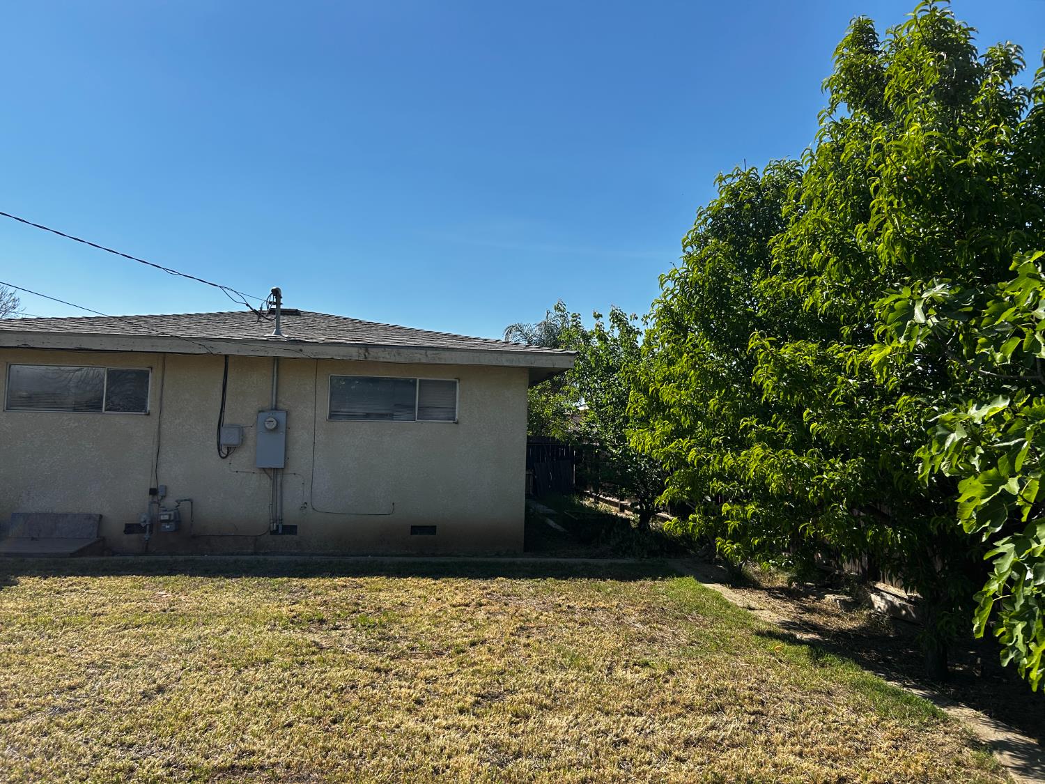 636 Newton Dr, Dinuba, CA 93618