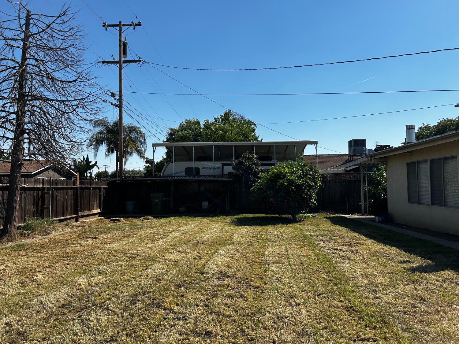636 Newton Dr, Dinuba, CA 93618