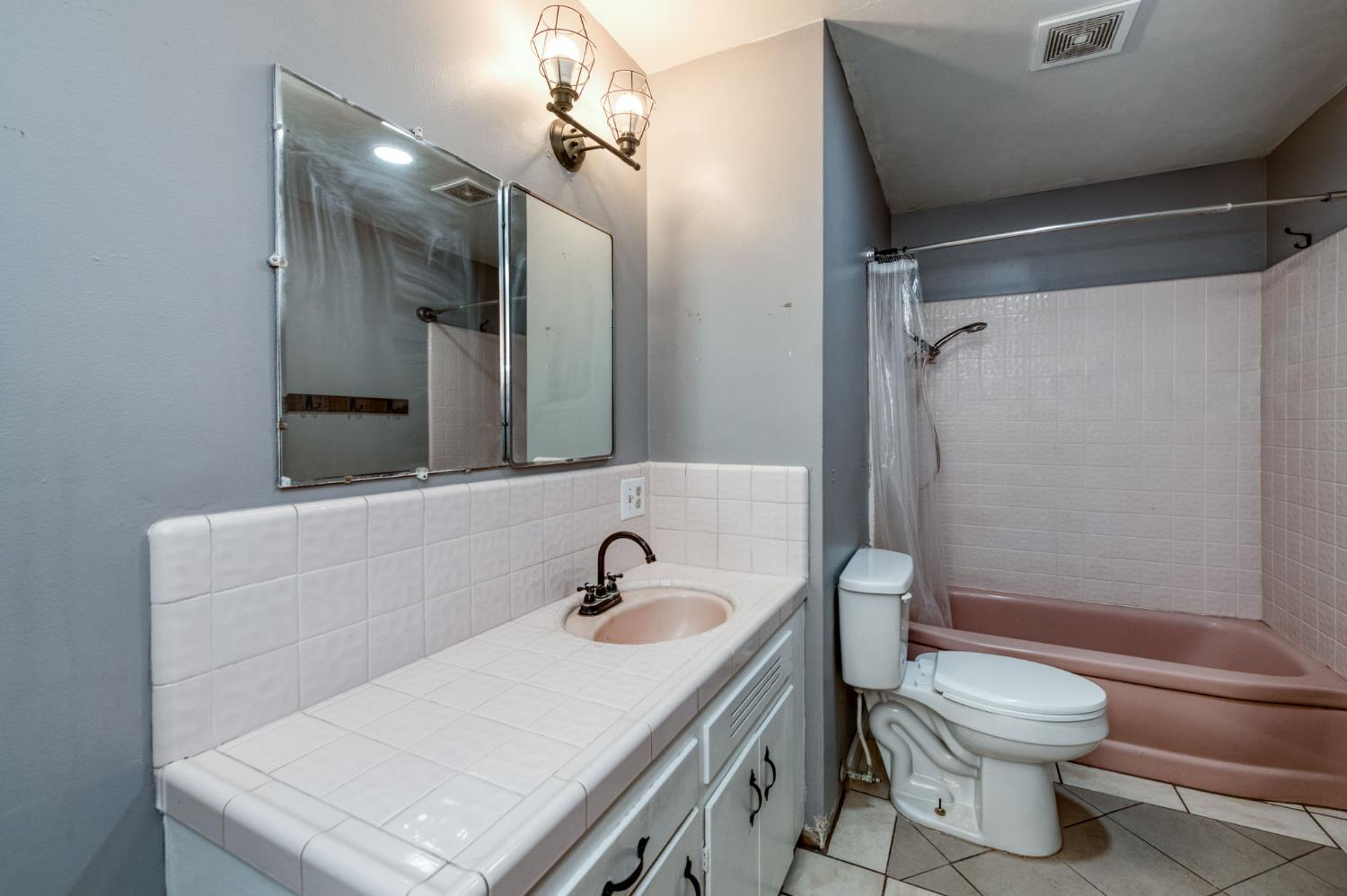 636 Newton Dr, Dinuba, CA 93618