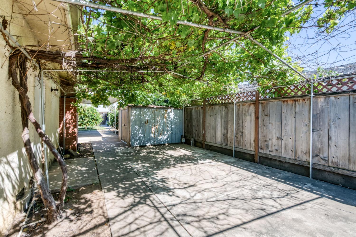 636 Newton Dr, Dinuba, CA 93618