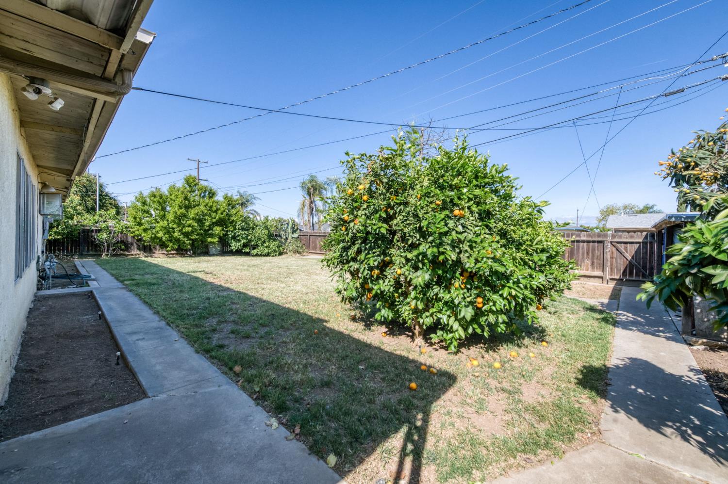 636 Newton Dr, Dinuba, CA 93618