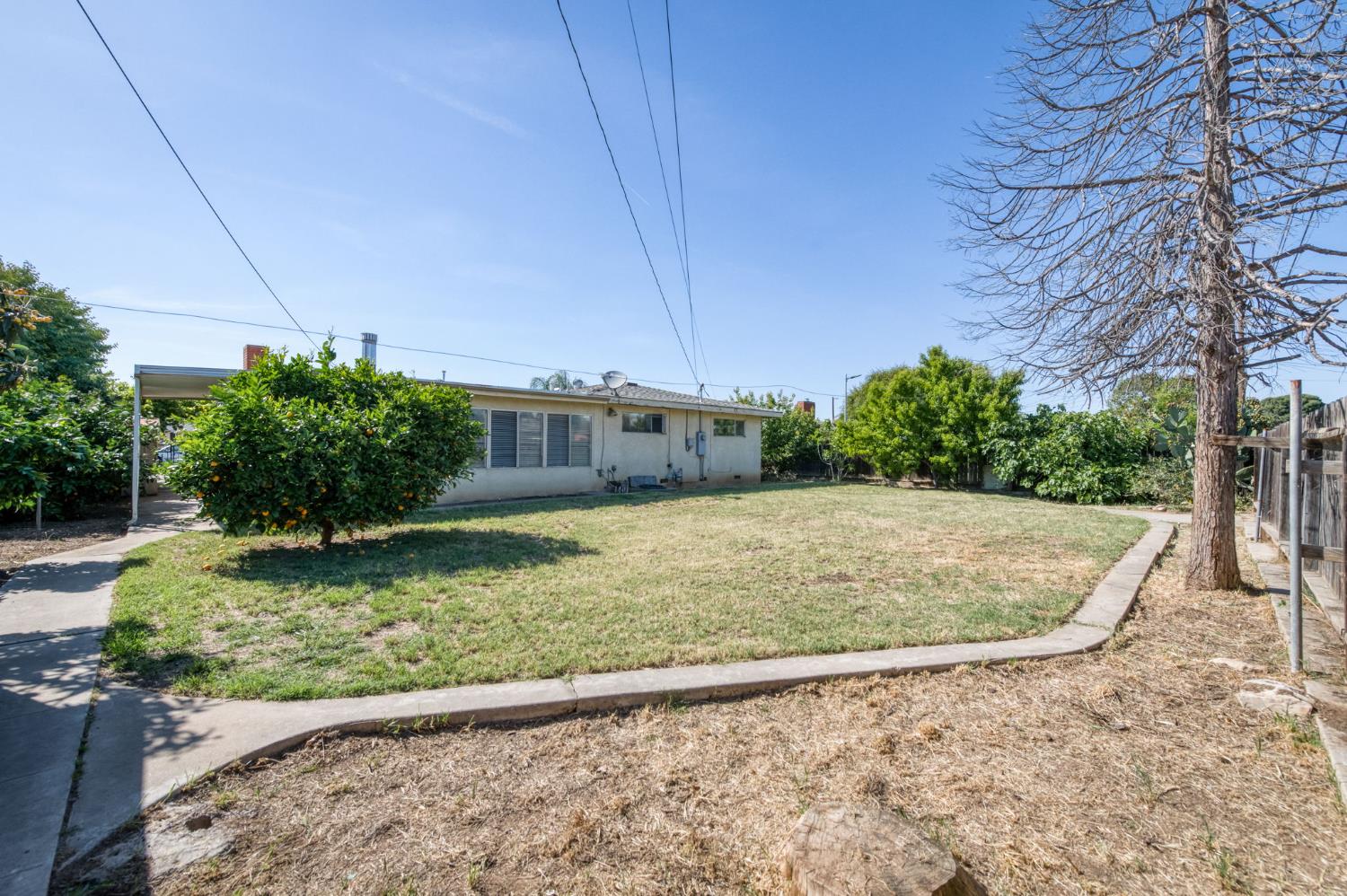 636 Newton Dr, Dinuba, CA 93618